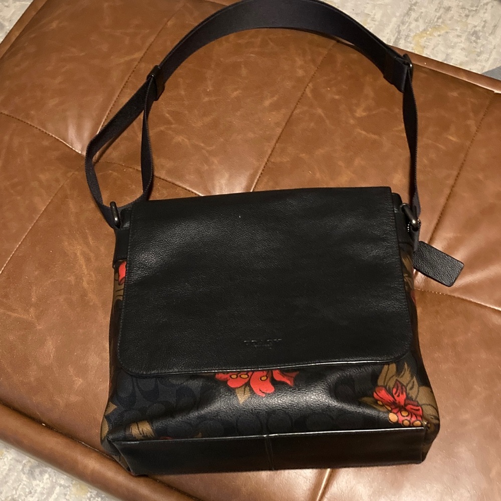 Coach medium messenger style bag